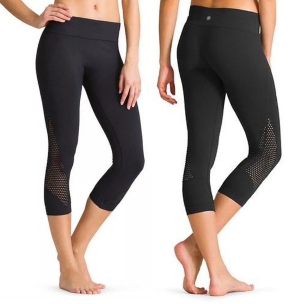 Athleta Breakthrough Laser Cut Capri Leggings Size Small Black Seamless Athletic